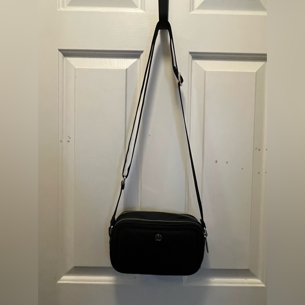 🍋 EUC Lululemon Crossbody Camera Bag 2L in Black